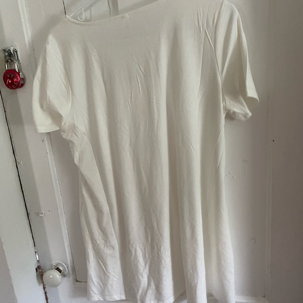 Large white blouse. - Picture 2 of 2